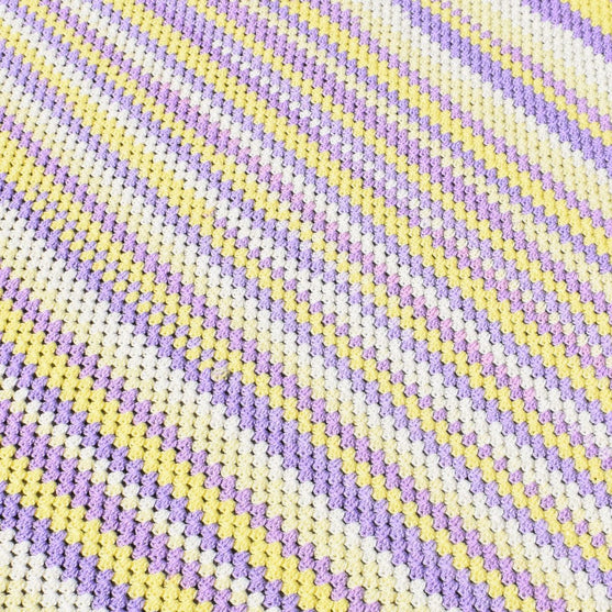 Granny in diagonaal – Bankdeken
4