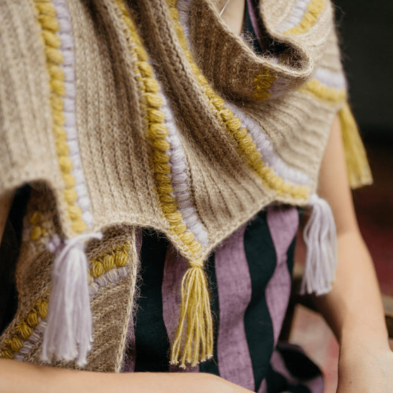 Calendula Shawl - Omslagdoek met Bobbels en Franje
3