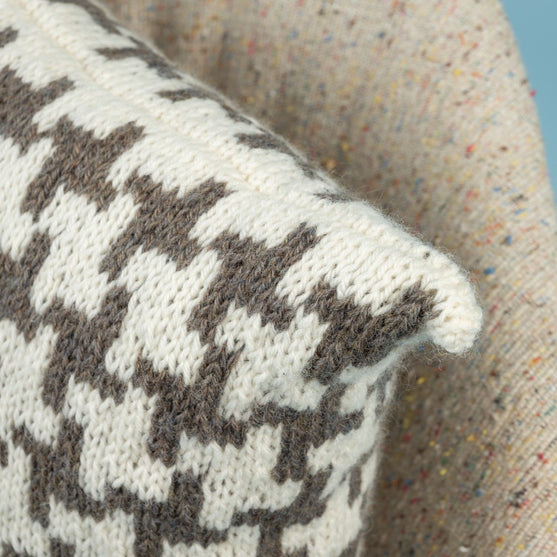 Letland - Kussen met kruispatroon
4