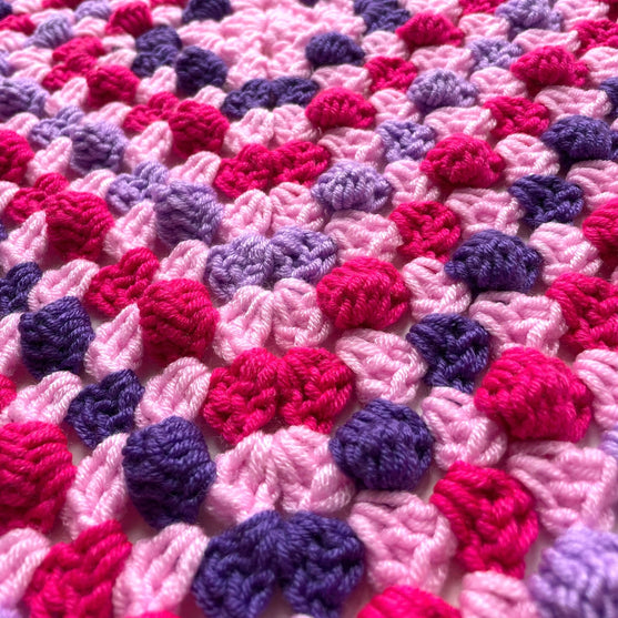 

Bella’s Bobble Granny Square - Deken
5