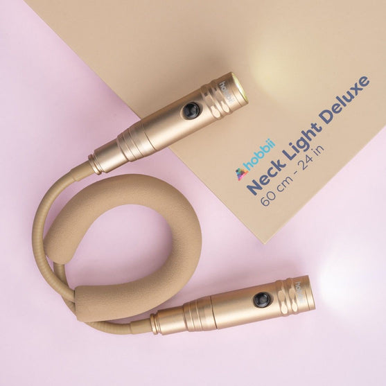 

Neklamp Deluxe - Champagne - Hobbii
2